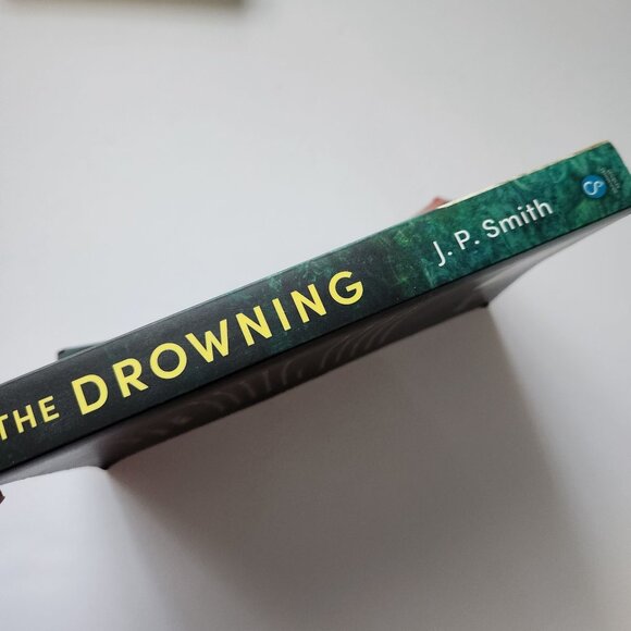 The Drowning: A Novel By J.P. Smith - Paperback - Picture 5 of 9